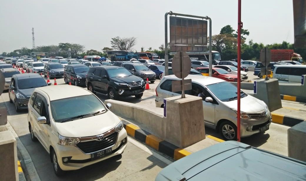 Ratusan mobil di parkiran rest area tol./istimewa