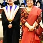 Puan Maharani didampingi Ibunya Megawati Soekarnoputri saat menerima gelar Doktor HC di Undip/ist