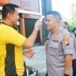 Kapolres sedang dites suhu badanya usai apel kerja Bhakti/ist/ist