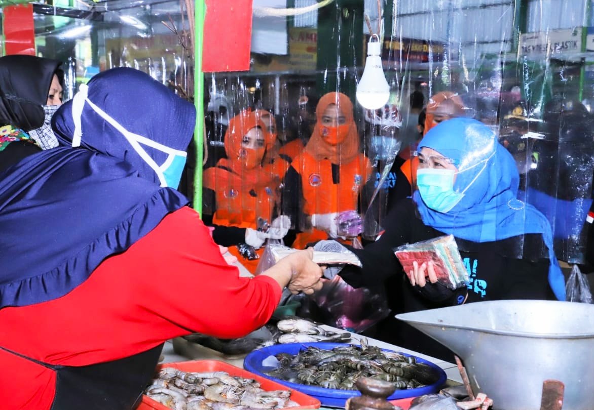 Gubernur Khofifah bagi bagi masker dan sembako di Malang/ist