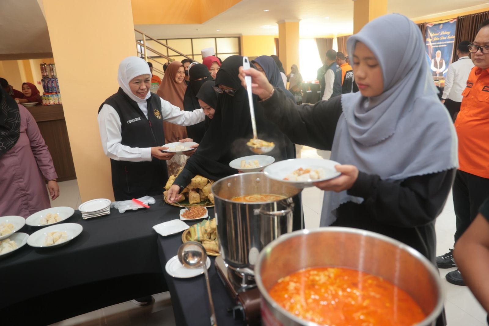 Penyintas dari Sudan asal Jatim sedang makan ketupat/ist